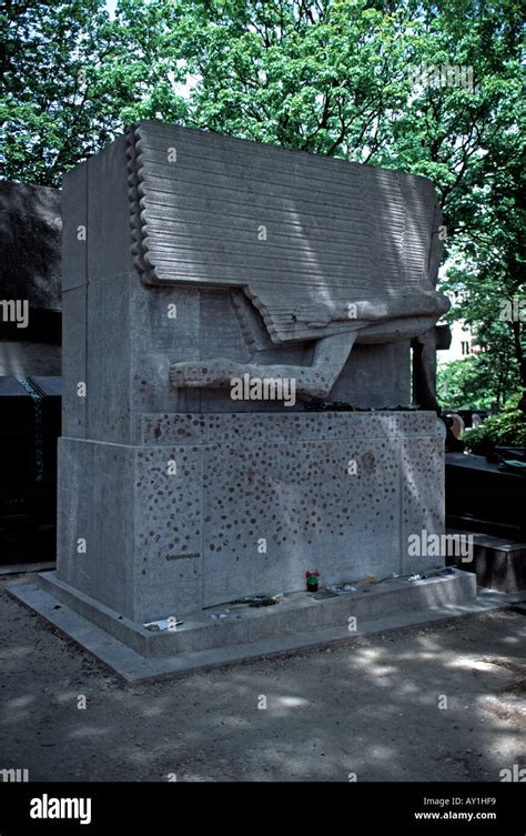 La tumba de Oscar Wilde en el cementerio Père Lachaise Fotografía de