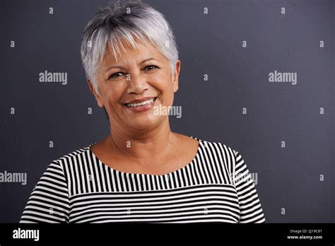 Femme noire mature avec short Banque de photographies et dimages à haute résolution Alamy