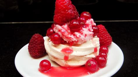 Receta De Merengues O Suspiros Con Frutos Rojos Muy Facil Meringues With Cream And Fruits Youtube