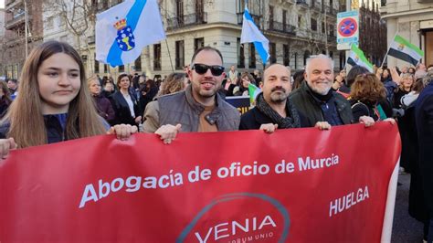 Un Centenar De Abogados Del Turno De Oficio De Murcia Se Manifiestan En