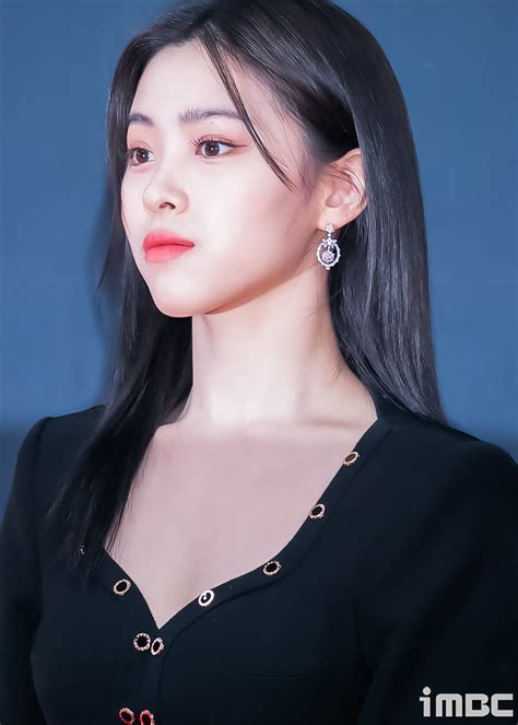 [포토] 있지 Itzy 류진 도도하면서 우수에 찬 눈망울