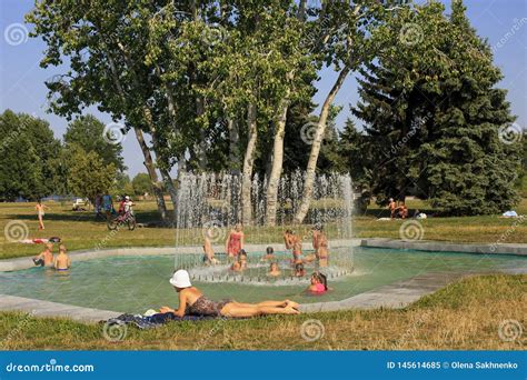 Cherkassy Ukraine 4 August 2017 Die Kinder Baden Im Brunnen Der Stadt In Der Hitze