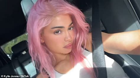 Kylie Jenner Goes Back To Pink Reality Star Displays Head Full Of Cotton Candy Hued Locks As