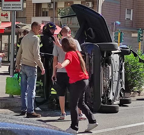 Incidente Sulla Circonvallazione Di Lecce Auto Si Ribalta E Finisce