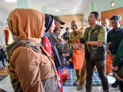 Bantuan Bagi Pengungsi Bencana Pergerakan Tanah Di Kabupaten Bandung