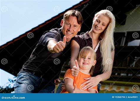 Famille S Asseyant Devant Leur Maison Photo Stock Image Du Herbe