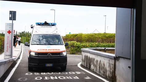 Bimba di 3 anni precipita dal balcone di casa ricoverata a Bergamo è