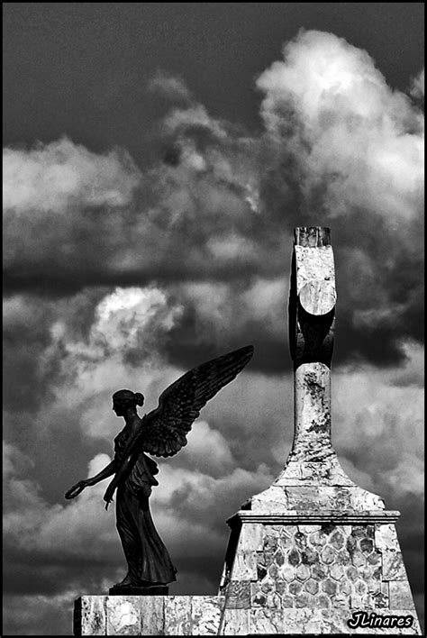 Fotografías de MELILLA Victoria Alada Diosa Niké Cementerio