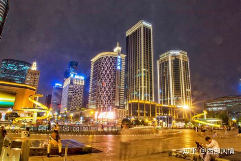 成都九大夜游必玩的景点，成都夜景最美的地方，成都值得一观的夜景好去处？ 锦里、安顺廊桥、天府广场、宽窄巷子、春熙路、天府熊猫塔、琴台路、东郊