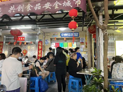 国庆第一晚的侨港风情街人潮如织，家家店铺都要排队等位！