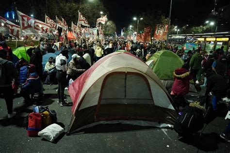 Miles De Carpas Ba Os Qu Micos Y Un Escenario Frente Al Ministerio De