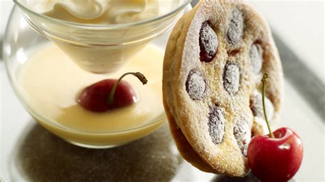 Eierlikoer Dessert Mit Kirschen Kirschclafoutis Mit Verpoorten Espuma