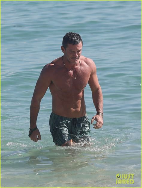 Shirtless Luke Evans Gets In a Beach Day in Miami: Photo 4675885 | Luke ...