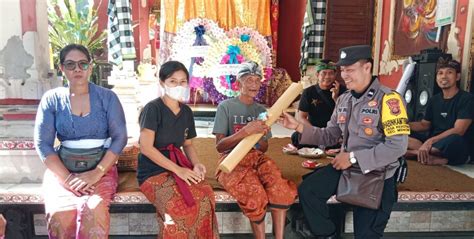 Dekatkan Diri Dengan Masyarakat Bhabin Kekeran Sambangi Rumah Duka