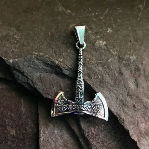 Обоюдоострый топор с скандинавскими символами - Веселый Викинг