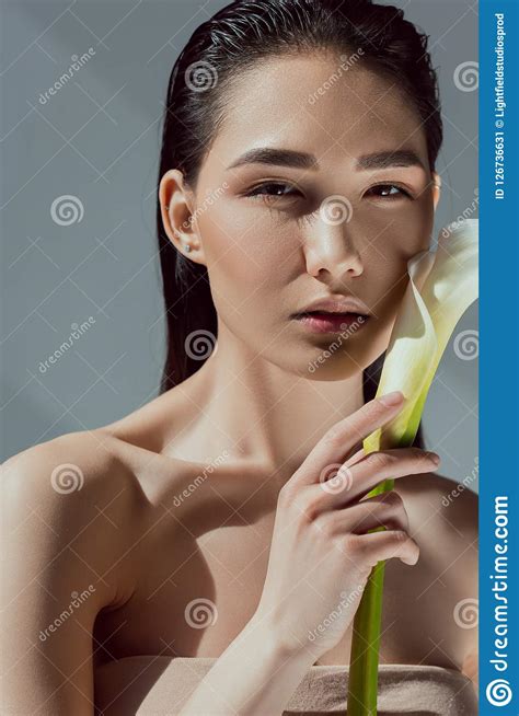 Femme Asiatique Nue Attirante Avec La Fleur De Calla Image Stock