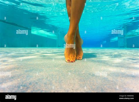 Frau Im Bikini Am Pool Unter Wasser Stockfotografie Alamy