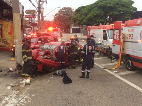 Motorista fica preso nas ferragens após bater carro contra poste na