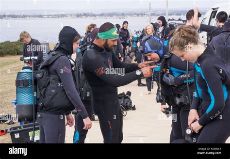 Scuba Divers Getting Ready To Dive Stock Photo Alamy