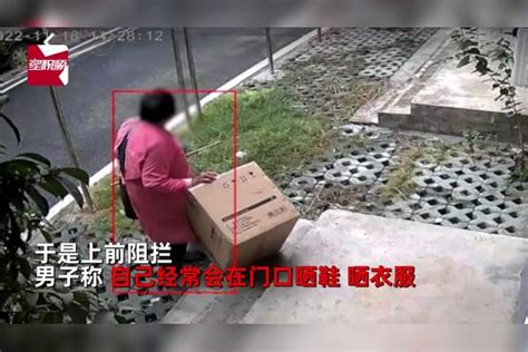 男子将快递放门口去停车转头见老人偷装进袋子立马阻止经常被拿