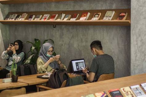 Luk Coffee And Book Tempat Nongkrong Asyik Sambil Baca Buku Genpi Co