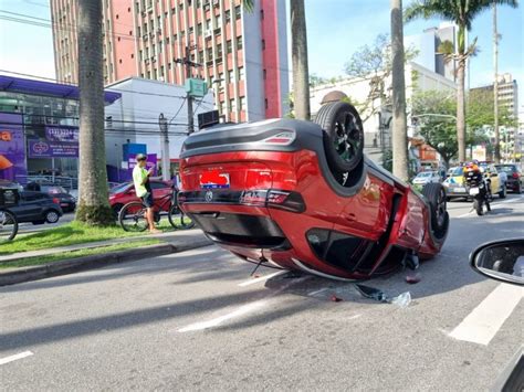 Carro Capota Na Avenida Ana Costa E Deixa Tr Nsito Congestionado Boqnews