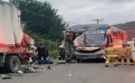 Choque De Bus Interprovincial Y Camiones Deja Ocho Heridos Ecuador