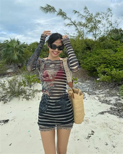 Lisa BlackPink tung ảnh bikini đón năm mới