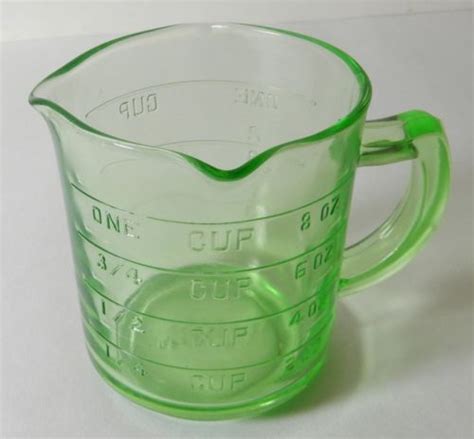 VINTAGE GREEN DEPRESSION GLASS KELLOGG PREMIUM MEASURING CUP Antique