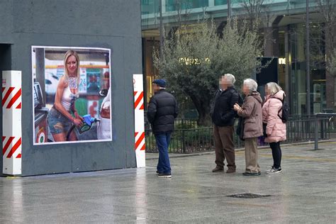 Milano Giorgia Meloni Fa Il Pieno Di Accise L Ironia Dell Artista