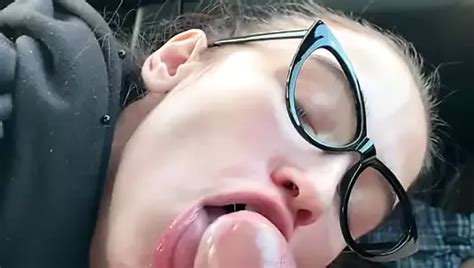 Betrügende ehefrau hat auto sex mit fremden vor dem haus des ehemanns xHamster