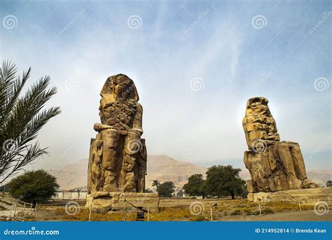 Los Colosos De Memnon Son Dos Estatuas Masivas Del Fara N Amenhotep Iii