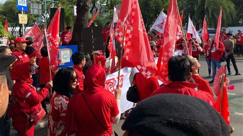 Foto Daftarkan Caleg Psi Pada Pemilu Giring Datang Ke Kpu Bawa