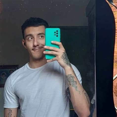 Baixei isso aqui pq fui obrigado e agora só tem um monte gay sem camisa que isso