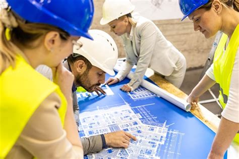 Arquiteto De Edificações - Visão superior de arquitetos e engenheiros no canteiro de obras ...