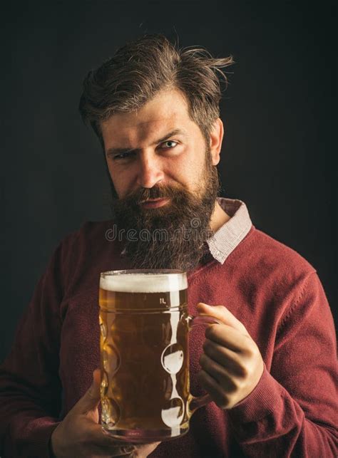 Cerveja Bebendo Do Homem Superior Cara Da Surpresa Tipos E Estilos