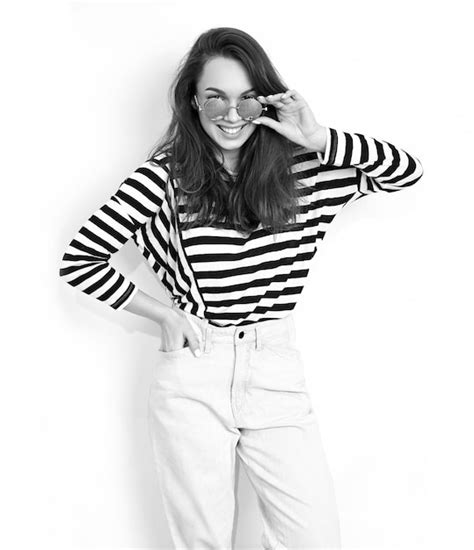 Portrait De Modèle De Jeune Fille Belle Jeune Femme Brune Avec Du Maquillage Nude Dans Des