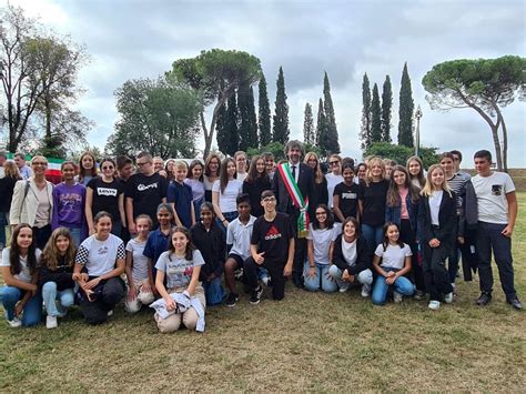 Autorit E Studenti Alla Commemorazione Dell Eccidio Della Divisione Acqui