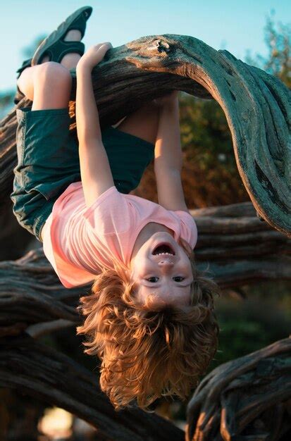 Enfant grimpant à l arbre jeune garçon jouant et grimpant à un arbre et