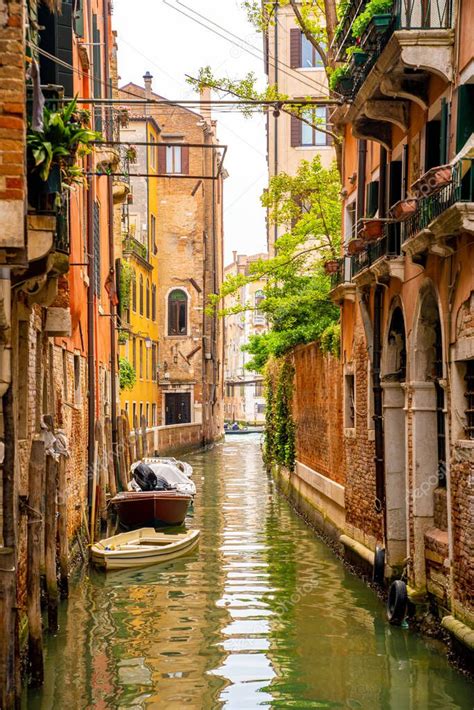 Canal Estrecho Con G Ndola Y Puente En Venecia Italia Arquitectura Y