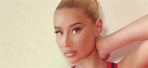 Iggy Azalea In Tight Bikini Shows What Does It For Her Lately