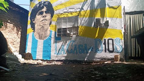 Video Vecinos De Villa Fiorito Pintan Un Retrato De Maradona En La