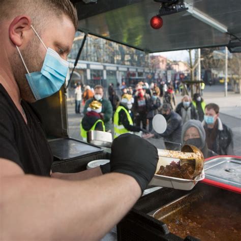 Wirhelfen Shop Schenk Obdachlosen Menschen Ein Warmes Essen Am