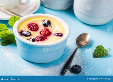 Clafoutis Dulces Franceses Tradicionales Del Postre De La Fruta Foto De