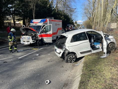 Rettungswagen Verunfallt Auf Einsatzfahrt Mit Einem Pkw Eine Person