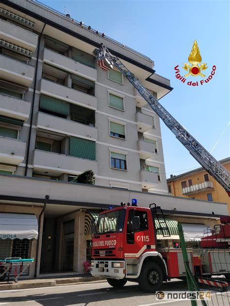 Chiuso Fuori Casa Si Cala Dal Tetto Per Rientrare Ma Precipita