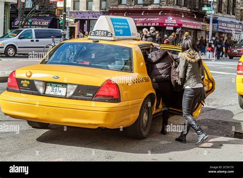 New Yorknew York Citynyclowermanhattansohospring Streettaxi