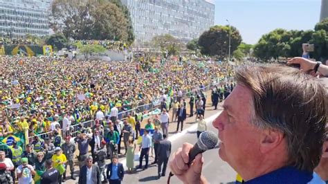 Bolsonaro faz ameaça ao STF em discurso para multidão na Esplanada dos