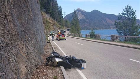 Schwerer Unfall Am Kesselberg Motorradfahrer Prallt Gegen Felswand