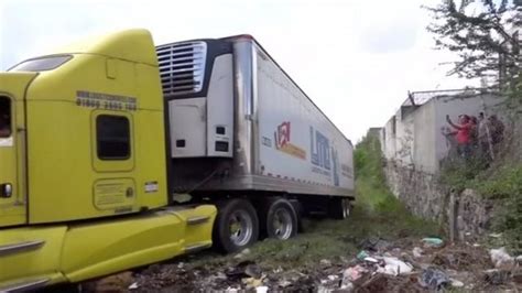 México Escándalo Por El Tráiler De Cadáveres Que Guardaba Más De 150